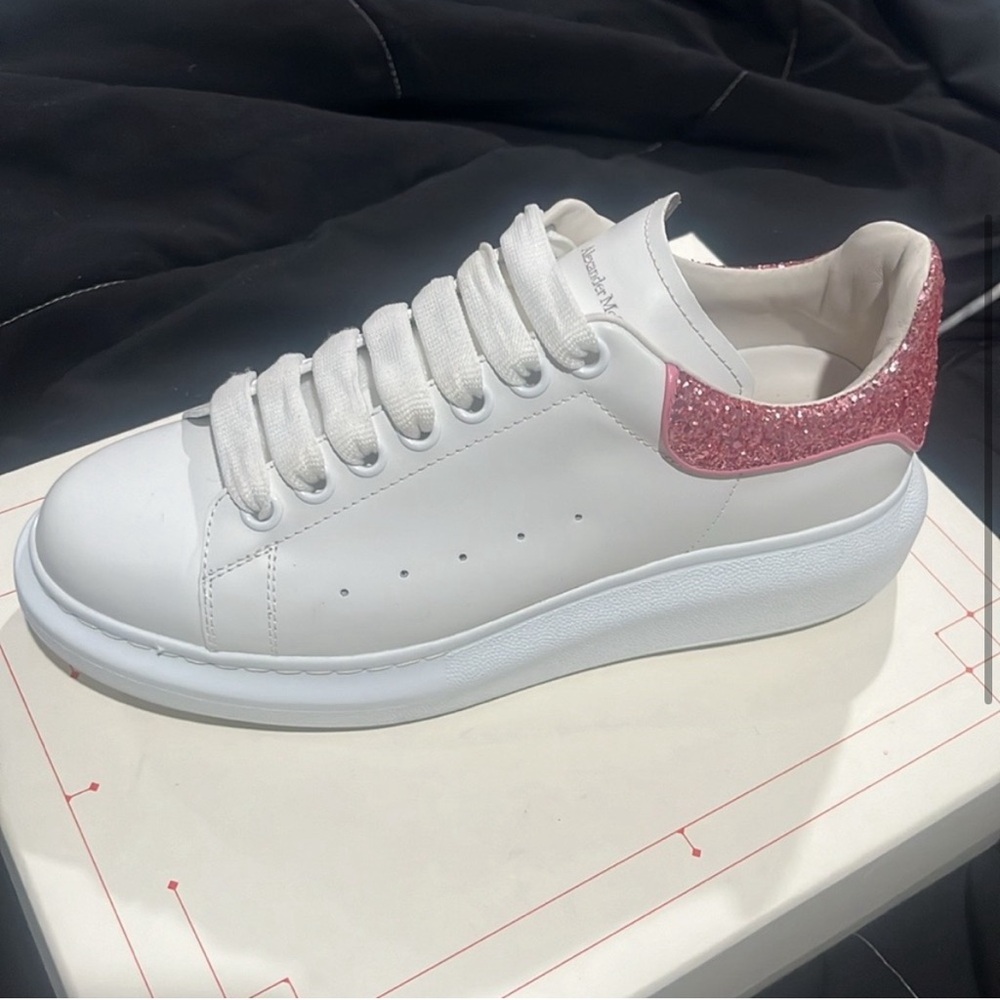 Alexander Mqueens - Picture 2 of 3